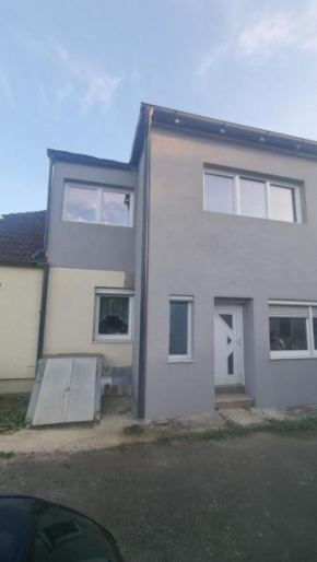 Haus mit Garten und Parkplätzen
